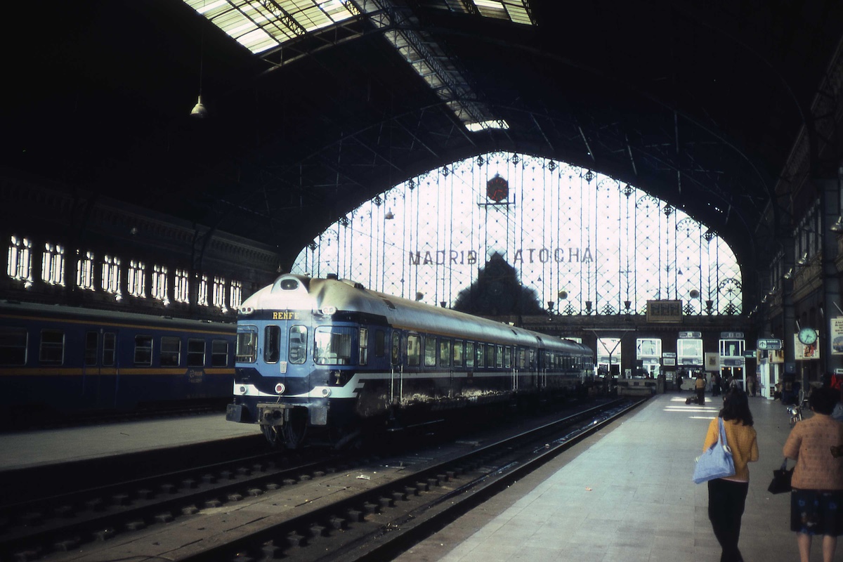 Estación de Atocha en 1981 — Smiley.toerist, CC BY-SA 3.0, vía Wikimedia Commons